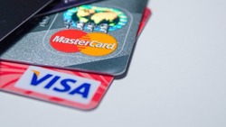 Visa и Mastercard уходят из России. Сбербанк просит клиентов не беспокоиться