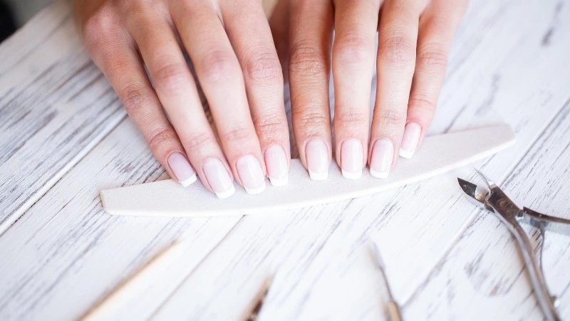 Лунный календарь маникюра на март 2025 года: благоприятные дни и модные тренды