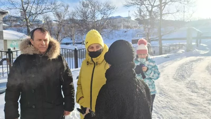 Мэр Холмска снова прошелся по городу в поисках сугробов