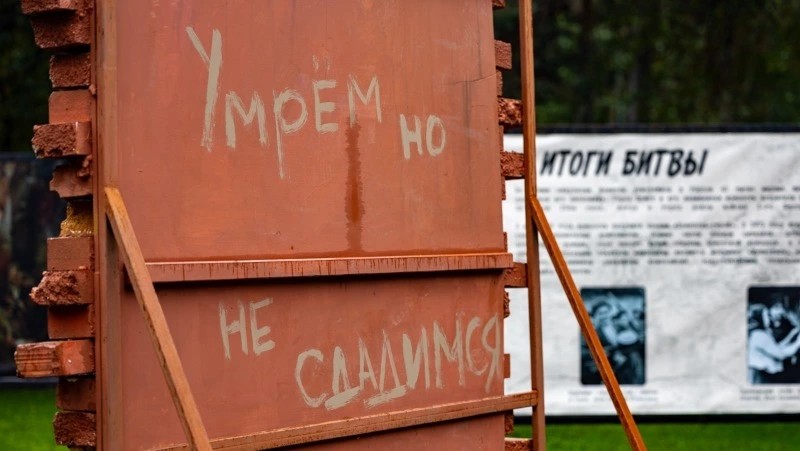 Солдатская каша, фотоателье и песни Победы: в парке Южно-Сахалинска отмечают 3 сентября