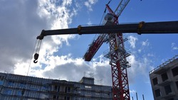Строительство жилого комплекса в Долинске закончат в 2025 году