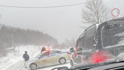 Водители застряли в Холмске из-за перекрытия дорог после циклона 25 января
