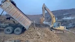 В Томаринском районе начали засыпать трубу на рухнувшем участке трассы