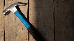 Житель Долинска едва не забил друга молотком до смерти