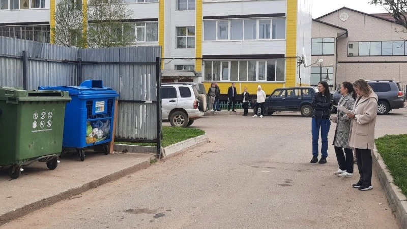  Качество уборки дворов проверили в Ногликах