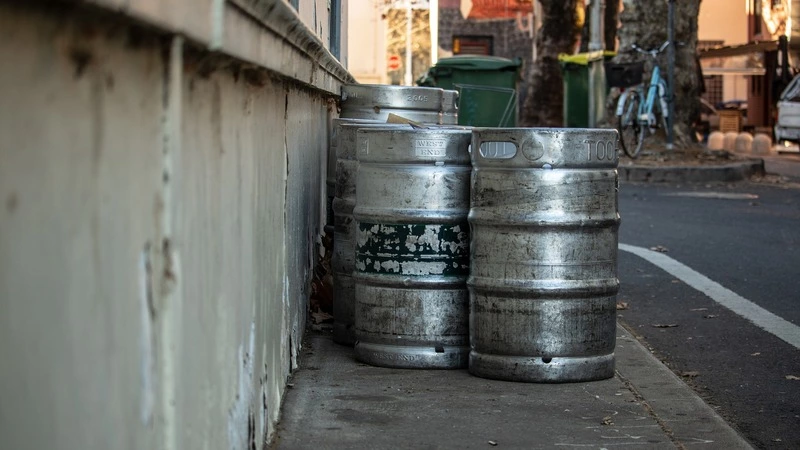 Житель Поронайска приехал в Южно-Сахалинск, чтобы украсть два кега пива и еду из ресторана