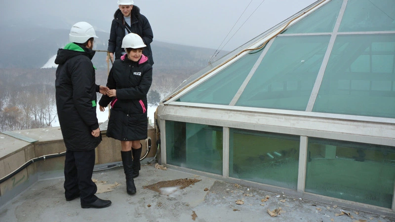 «Теле2 Сахалин» показала свои «чемоданы» и «холодильник» на высоте 35 метров