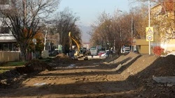 На улице Хабаровской в Южно-Сахалинске вскрыли дорожное полотно