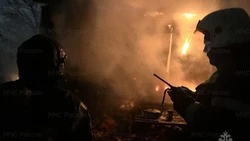 В Холмске полыхало заброшенное здание площадью 400 квадратных метров