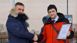 750-тысячный пассажир получил неожиданные подарки на вокзале Южно-Сахалинска