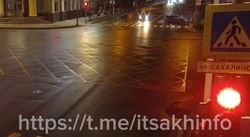 Водитель проехал на красный и врезался в столб на перекрестке Ленина — Сахалинская 