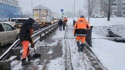 Более 60 спецмашин и 70 человек вышли на расчистку снега в Южно-Сахалинске