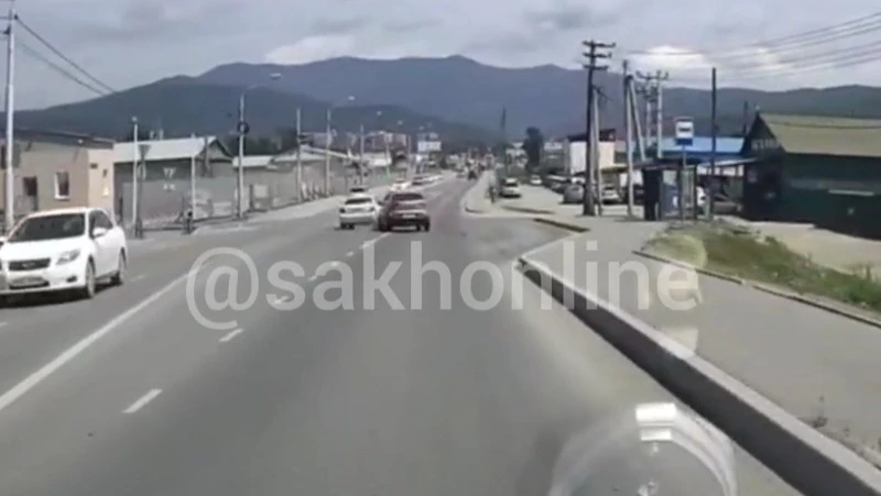 Забодал: водитель Kia Sportage снес бок Toyota Axio в Южно-Сахалинске 