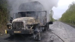 Пожарные в Смирных потушили горящий грузовик «Урал»