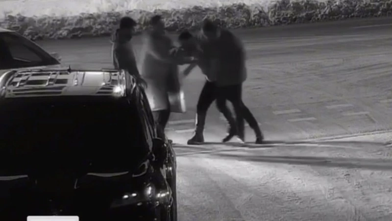 В Южно-Сахалинске пассажир пнул такси и получил сдачи от водителя