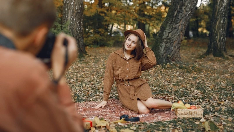 Врач предупредила жителей Сахалина об опасности осенних фотосессий в листве