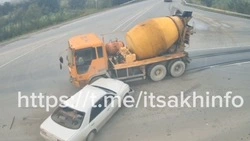 Бетономешалка снесла Toyota Crown в Южно-Сахалинске 