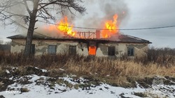 Крыша и пристройка жилого дома сгорели в селе Макаровского района