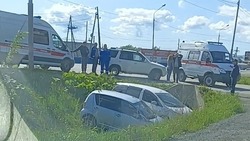 Две машины улетели в канаву на улице Железнодорожной в Южно-Сахалинске