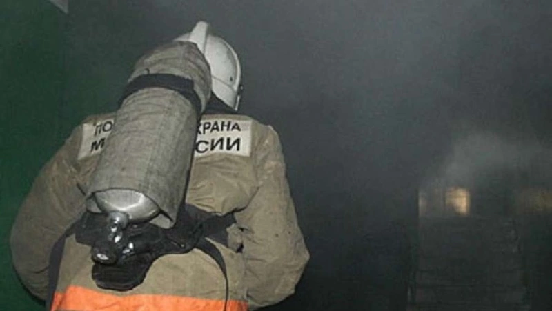 Пожарные потушили мусор в раселенном доме в Охе