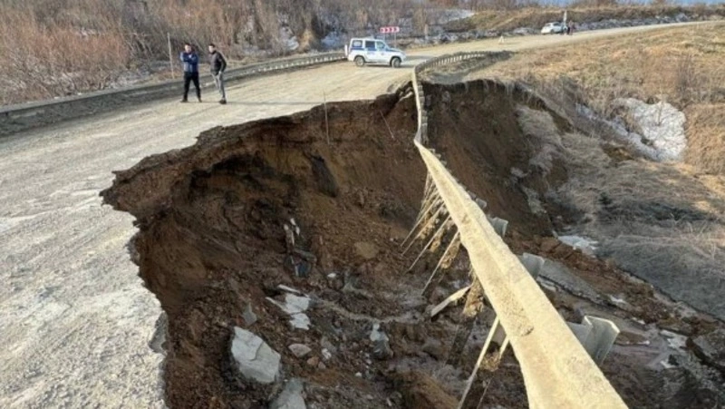 На разрушенный участок трассы Томари-Ильинское прибыла техника для восстановления движения