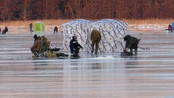«Лед не тонкий!»: рыбаки-экстремалы открыли сезон корюшки на юге Сахалина