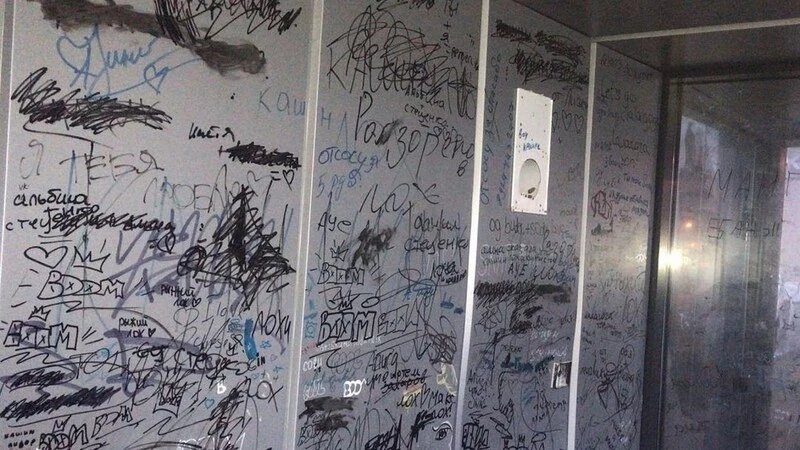 Вандалы разгромили теплую остановку в Невельске