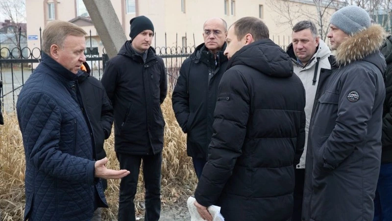 Сергей Надсадин потребовал устранить утечку воды на улице Сахалинской в течение суток