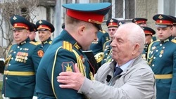 Фоторепортаж: на Сахалине военнослужащие провели мини-парады для ветеранов