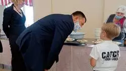 Владимир Ющук и Анастасия Киктева убедились в том, что еда в школьных столовых вкусная