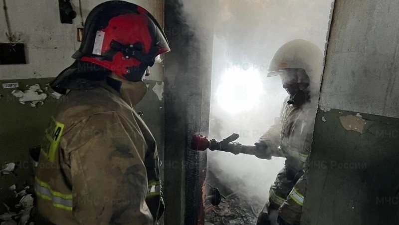 В Холмске пожарные оперативно потушили загоревшийся расселенный дом