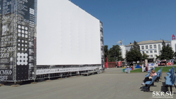 Уличный экран на сахалинском «Краю света» удерживают от падения 25 блоков
