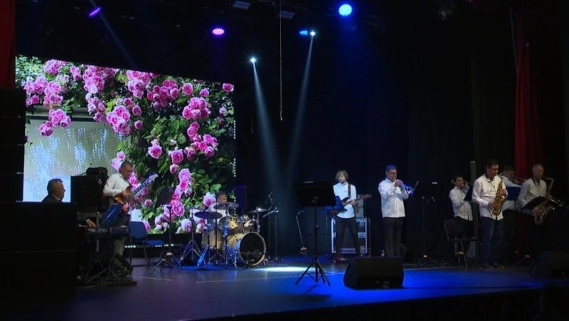 Артисты коллектива «Джаз Тайм» познакомили жителей Корсакова с русским джазом