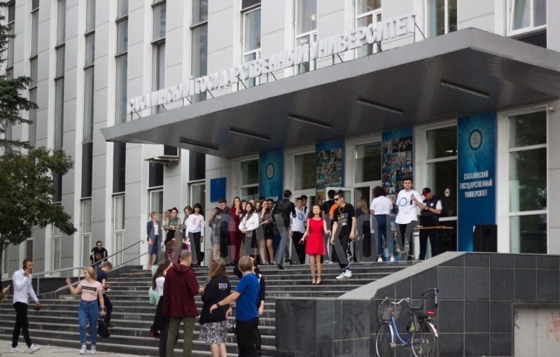 Студенты с материка записали поздравление с 25-летием для СахГУ