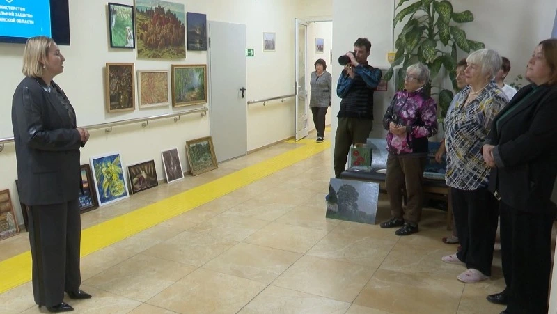 Сахалинские художники передали более 50 картин Центру социального обслуживания «Долголетие»