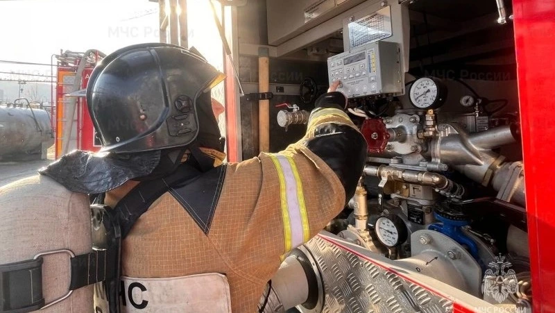 Пожарные потушили горящий мусор в расселенном доме в Холмске