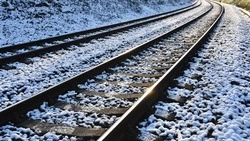 Два колеса локомотива сошли с рельсов по пути из Холмска в Чехов