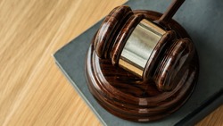 Суд защитил права пострадавшего работника образования в Южно-Сахалинске