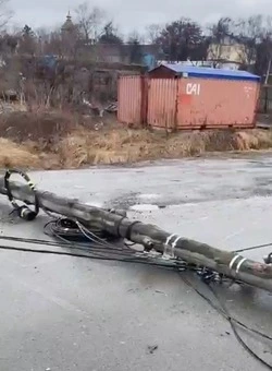 «Детей чуть не прибило»: две электроопоры упали на проезжую часть по улице Матросова в Корсакове