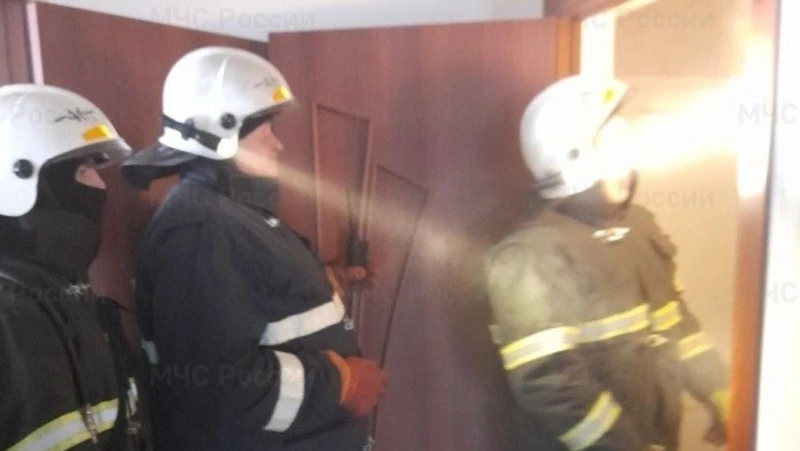 Пожарные эвакуировали двух человек из горящего дома в Охинском районе 21 ноября 