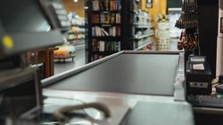 Мужчина украл из кассы в торговом центре в Южно-Сахалинске более 40 тысяч рублей 