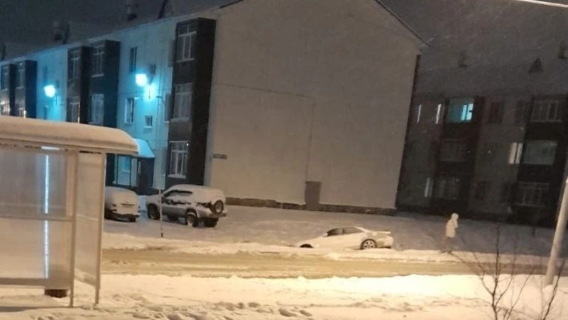 Автомобиль в канаве переулка Алых роз вызвал вопросы у жителей Нового Дальнего 