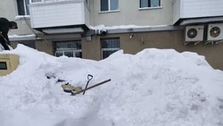 Погрузчик завалил снегом автомобиль пожилой женщины в Южно-Сахалинске