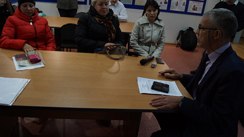 Четыре семьи из сгоревшего дома в Корсакове получат помощь от администрации