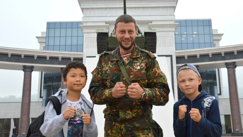 Герою России показали музейно-мемориальный комплекс «Победа» в Южно-Сахалинске