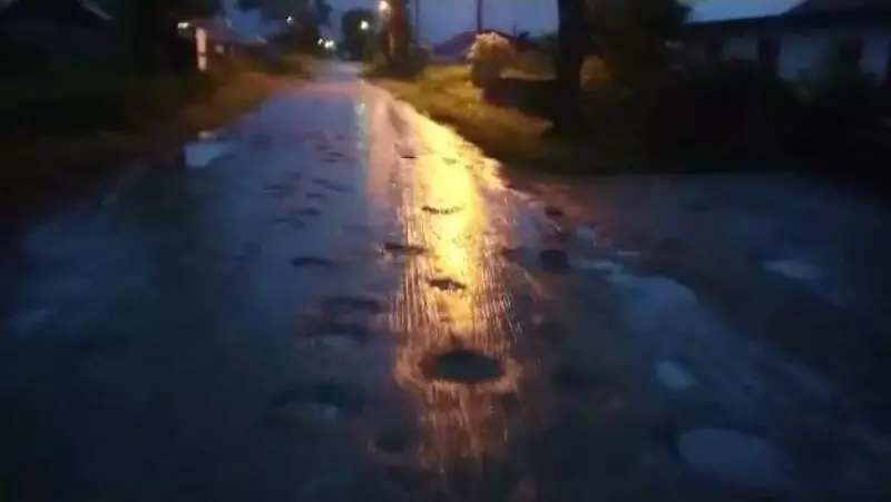 Улицу с тысячей ямок в сахалинском селе отремонтируют только через год