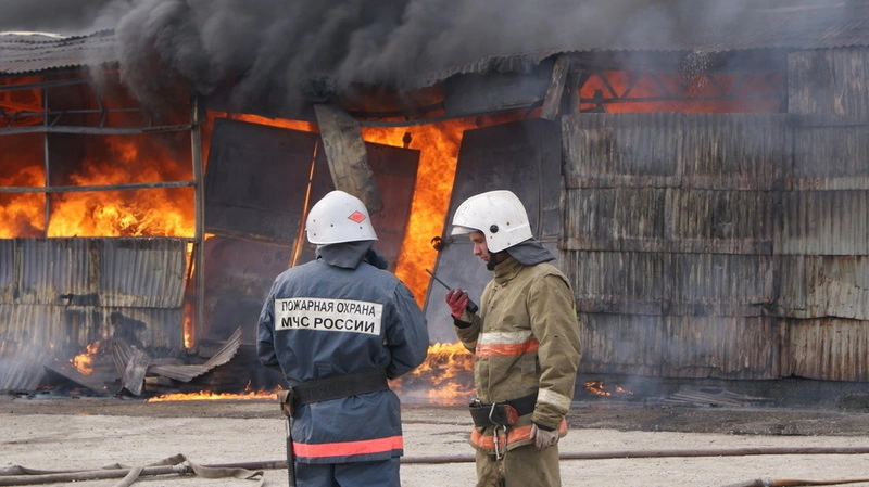Жильцов эвакуируют из горящего дома на юге Сахалина