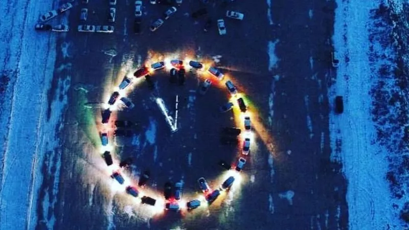 Сахалинские автомобилисты выложили из своих машин новогоднюю открытку