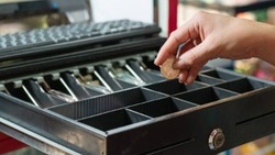 Работница магазина в Корсакове присвоила себе около 300 тысяч рублей