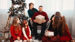 Деньги или путешествие: о каких новогодних подарках мечтают жители Южно-Сахалинска